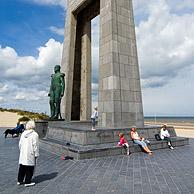Toeristen bij het standbeeld van Leopold I op de Esplanade, De Panne, België
